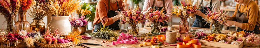 Assortiment bloemschikmateriaal met steekschuim, decoratiemateriaal, droogbloemen, kunstbloemen en groen
